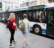 Vie&scaron;uoju transportu važiuojantys keleiviai kar&scaron;tį jaučia ir lauke, ir viduje