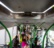 Vie&scaron;uoju transportu važiuojantys keleiviai kar&scaron;tį jaučia ir lauke, ir viduje