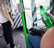 Vie&scaron;uoju transportu važiuojantys keleiviai kar&scaron;tį jaučia ir lauke, ir viduje