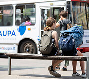 Vie&scaron;uoju transportu važiuojantys keleiviai kar&scaron;tį jaučia ir lauke, ir viduje