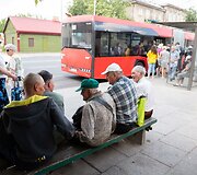 Vie&scaron;uoju transportu važiuojantys keleiviai kar&scaron;tį jaučia ir lauke, ir viduje