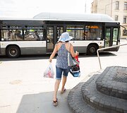 Vie&scaron;uoju transportu važiuojantys keleiviai kar&scaron;tį jaučia ir lauke, ir viduje