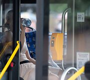Vie&scaron;uoju transportu važiuojantys keleiviai kar&scaron;tį jaučia ir lauke, ir viduje