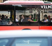 Vie&scaron;uoju transportu važiuojantys keleiviai kar&scaron;tį jaučia ir lauke, ir viduje