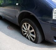 Duobėje įstrigęs automobilio ratas