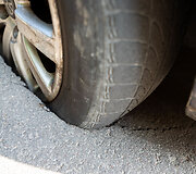 Duobėje įstrigęs automobilio ratas