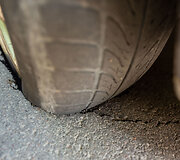 Duobėje įstrigęs automobilio ratas