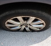 Duobėje įstrigęs automobilio ratas