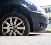 Duobėje įstrigęs automobilio ratas