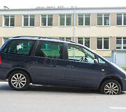 Duobėje įstrigęs automobilio ratas