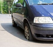 Duobėje įstrigęs automobilio ratas