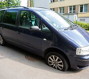 Duobėje įstrigęs automobilio ratas