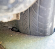 Duobėje įstrigęs automobilio ratas