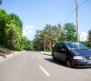 Duobėje įstrigęs automobilio ratas