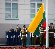 Valstybės vėliavų pakėlimo ceremonija