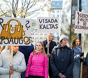 Socialinių darbuotojų akcija &bdquo;Kiek galime gintis rankinėmis?&ldquo;