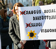 Socialinių darbuotojų akcija &bdquo;Kiek galime gintis rankinėmis?&ldquo;