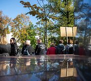 Socialinių darbuotojų akcija &bdquo;Kiek galime gintis rankinėmis?&ldquo;