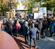 Socialinių darbuotojų akcija &bdquo;Kiek galime gintis rankinėmis?&ldquo;