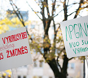 Socialinių darbuotojų akcija &bdquo;Kiek galime gintis rankinėmis?&ldquo;