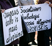 Socialinių darbuotojų akcija &bdquo;Kiek galime gintis rankinėmis?&ldquo;