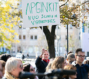 Socialinių darbuotojų akcija &bdquo;Kiek galime gintis rankinėmis?&ldquo;