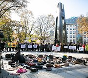 Socialinių darbuotojų akcija &bdquo;Kiek galime gintis rankinėmis?&ldquo;