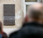 Vilniuje atidengta Romualdui Ozolui skirta atminimo lenta