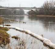 Į Nerį Vilniaus Antakalnyje tekėjusias nuotekas stabdo bonais