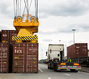 Atkeliavo pirmoji asmens apsaugos priemonių siunta i&scaron; Kinijos