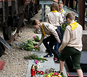 Aukų pagerbimas Naujosios Vilnios geležinkelio stoties memoriale