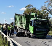 Lengvojo automobilio ir sunkvežimio avarija A16 kelyje
