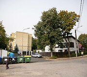Netvarkingai tvarkomos &scaron;iuk&scaron;lės ir lauko tualetas Naujininkų gatvėje