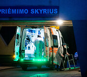 COVID-19 pacientai atvežami į Vilniaus miesto klinikinę ligoninę