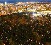Vėlinių i&scaron;vakarėse kapinėse sužibę žiburiai