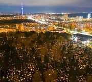 Vėlinių i&scaron;vakarėse kapinėse sužibę žiburiai
