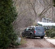 Automobiliu užstatytas Žvėryne esantis takelis link Neries
