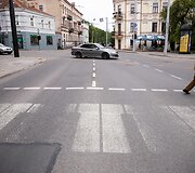 Nusitrynusi pianino klavi&scaron;ais papuo&scaron;ta perėja Pylimo gatvėje