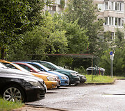 Automobiliai prie daugiabučių