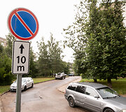 Automobiliai prie daugiabučių