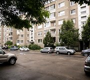 Automobiliai prie daugiabučių