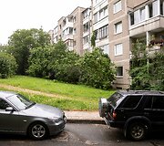 Automobiliai prie daugiabučių
