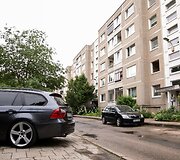 Automobiliai prie daugiabučių