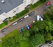 Automobiliai prie daugiabučių