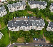 Automobiliai prie daugiabučių