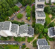 Automobiliai prie daugiabučių