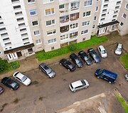 Automobiliai prie daugiabučių