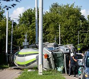Žiedinėje sankryžoje apvirto betonvežis