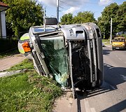 Žiedinėje sankryžoje apvirto betonvežis