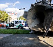 Žiedinėje sankryžoje apvirto betonvežis